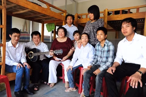 Nghệ sĩ Nhân dân Trương Tường Vy với các thành viên Ðội văn nghệ lưu động "Những trái tim không tật nguyền".