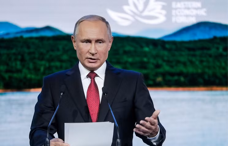 Tổng thống Nga V. Putin phát biểu tại phiên toàn thể của EEF. (Ảnh: TASS)