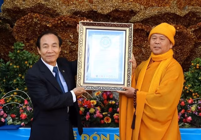 Đại diện Vietkings trao Bằng chứng nhận kỷ lục thế giới đối với công trình Tượng Phật Quan Thế Âm bằng hoa bất tử.