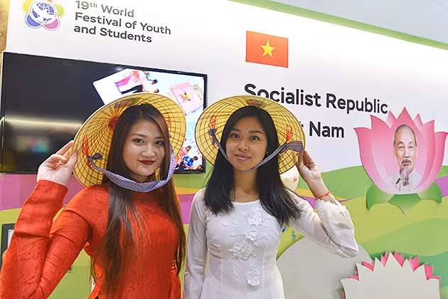 Các nữ đại biểu Việt Nam duyên dáng với tà áo dài truyền thống.