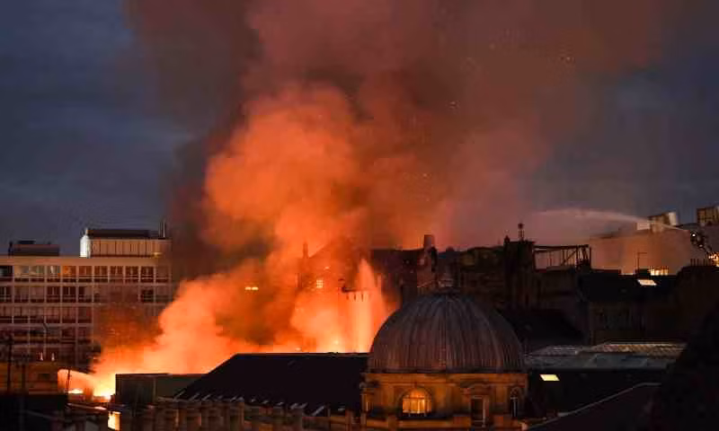 Khói bốc lên từ Trường Nghệ thuật Glasgow. (Ảnh: Getty Images)