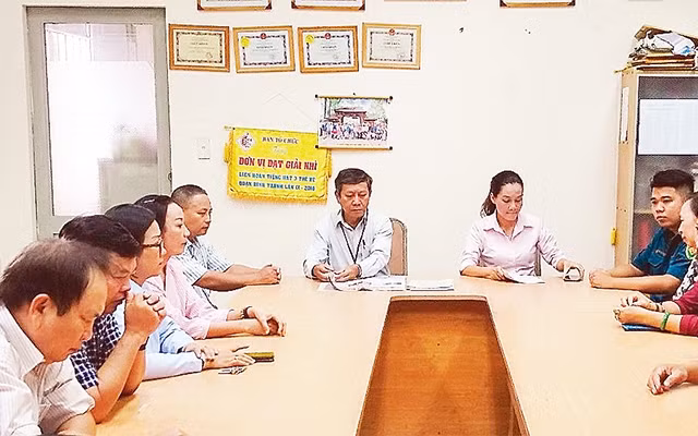 Ðảng ủy phường 27, quận Bình Thạnh chọn những nội dung quan trọng trên báo Ðảng để giới thiệu trong buổi sinh hoạt đầu giờ tại cơ quan.