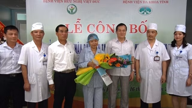 Lãnh đạo tỉnh Thanh Hóa, Sở Y tế cùng các y, bác sĩ chúc mừng người được ghép thận thành công.
