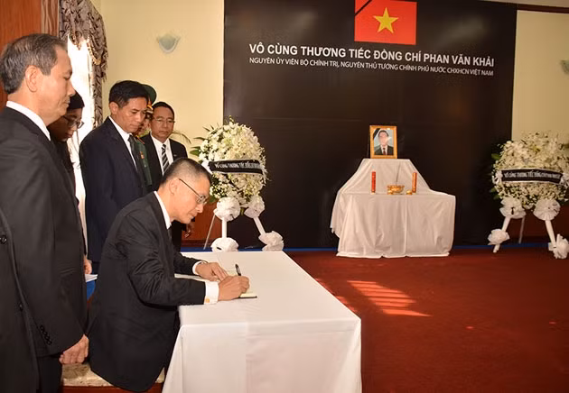 Đại sứ Vũ Quang Minh ghi sổ tang tưởng nhớ nguyên Thủ tướng Phan Văn Khải.