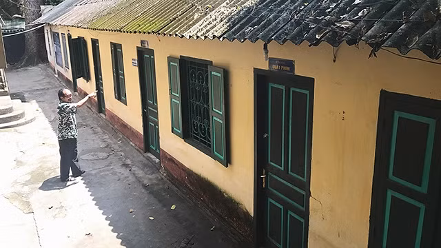 Phó Phòng Quay phim Vũ Quốc Tuấn cho biết, bốn phòng chuyên môn bị sáp nhập, nhường chỗ cho thuê bán phở, chân gà.