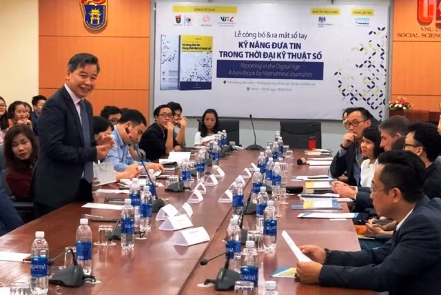 GS, TS Phạm Quang Minh phát biểu tại lễ ra mắt cuốn sổ tay "Hướng dẫn kỹ năng đưa tin trong thời đại kỹ thuật số".