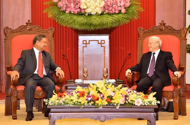 Tổng Bí thư Nguyễn Phú Trọng và đồng chí Chăn-xỉ Phô-xỉ-khăm, Ủy viên Bộ Chính trị, Bí thư T.Ư Đảng, Trưởng Ban Tổ chức T.Ư Đảng NDCM Lào. Ảnh: ĐĂNG KHOA