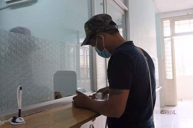 Bệnh nhân HIV nhận thuốc ARV do BHYT chi trả. (Ảnh: Cục Phòng, chống HIV/AIDS)