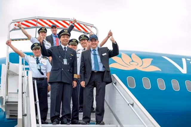 Đại diện Đội phi công B787 của Vietnam Airlines và phi công của Boeing (mặc vest và áo sơ-mi xanh).