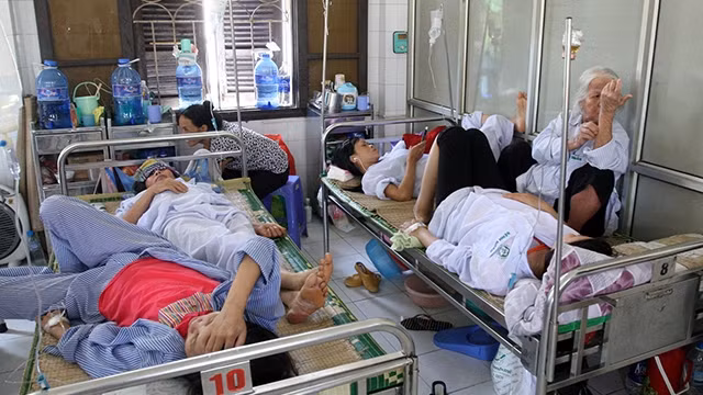 Ở nhiều bệnh viện tuyến cuối, tình trạng khám bệnh vẫn phải chờ đợi lâu, người bệnh vẫn phải nằm ghép giường, quá tải… Ảnh: Như Ý