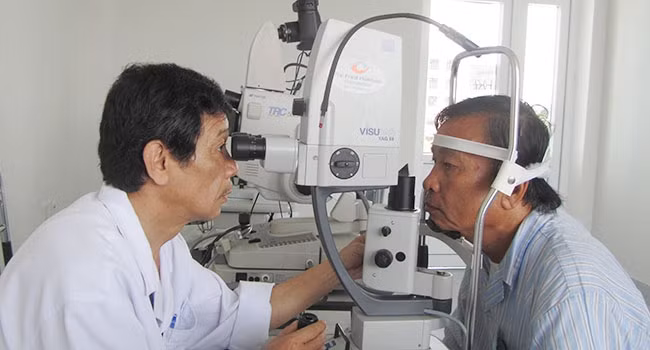 Bác sĩ Phạm Minh Trường khám mắt cho người bệnh.