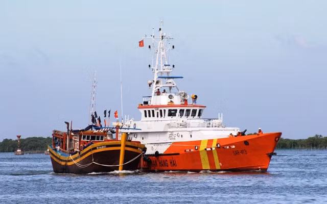 Tàu SAR 413 đã đưa 12 thuyền viên tàu BV 94184 TS về bờ.