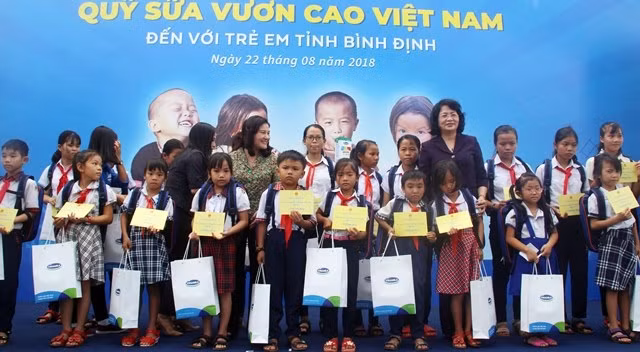 Trao quà học sinh, người nghèo Bình Định