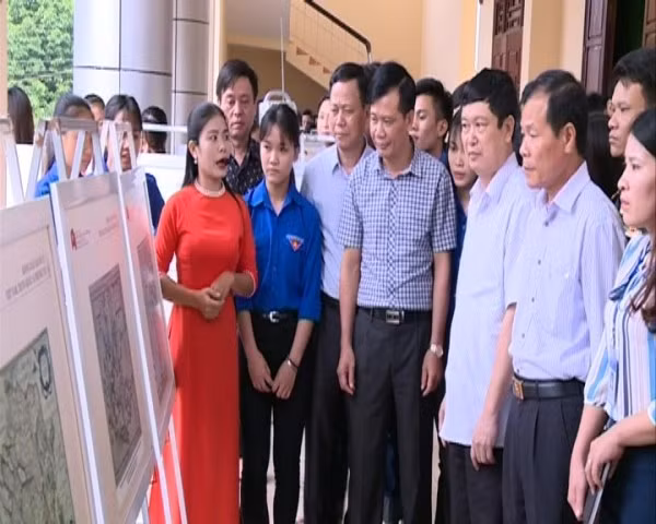 Các đại biểu cùng quần chúng nhân dân nghe giới thiệu tư liệu, hình ảnh về hai quần đảo Hoàng Sa, Trường Sa của Việt Nam.