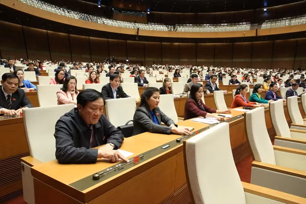 Các đại biểu Quốc hội biểu quyết thông qua Nghị quyết và hai luật trong chiều 21-11.