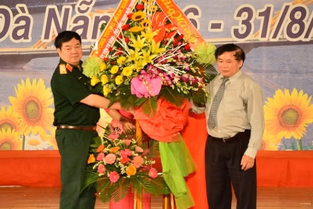 Thượng tướng Phạm Xuân Hùng (bên trái) và Thứ trưởng Bùi Văn Ga 