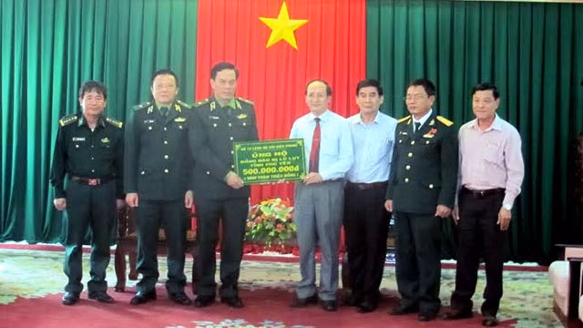 Lãnh đạo Bộ Tư lệnh Bộ đội Biên phòng tặng quà hỗ trợ người dân vùng lũ cho UBND tỉnh Phú Yên.