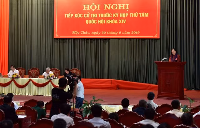 Đồng chí Tòng Thị Phóng tiếp xúc cử tri huyện Mộc Châu.
