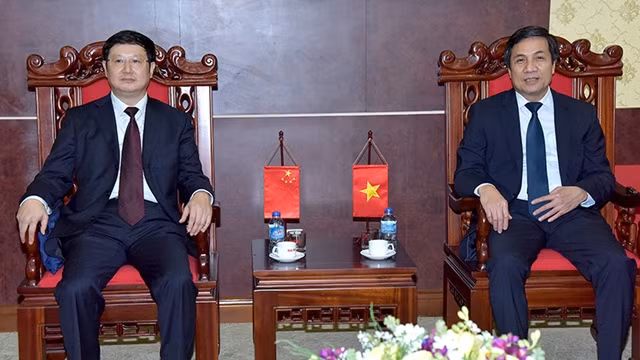 Phó Tổng Biên tập Lê Quốc Khánh tiếp Phó Chủ tịch Thường trực Hội Nhà báo toàn Trung Quốc Hồ Hiếu Hán. (Ảnh: Đăng Khoa)