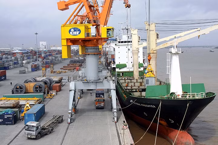 Việc nạo vét luồng hàng hải Hải Phòng bị "tắc" đang gây thiệt hại lớn cho các doanh nghiệp khai thác, vận tải biển.