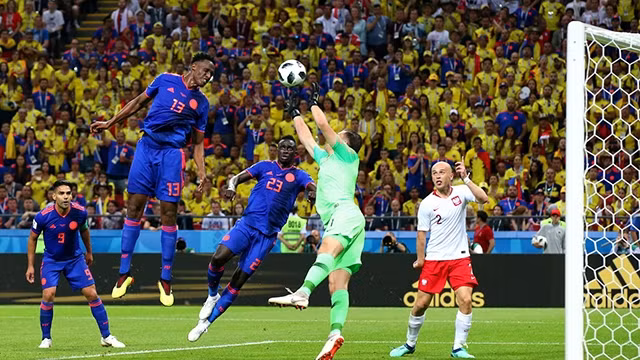 Bàn mở tỷ số của trung vệ Yerry Mina mang tính bước ngoặt cho chiến thắng tưng bừng của Colombia. (Ảnh: FIFA)