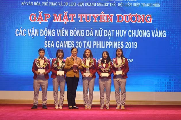 Đồng chí Lê Thị Thủy, Bí thư Tỉnh ủy Hà Nam trao thưởng cho các cầu thủ.