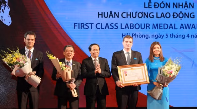 Trao Huân chương Lao động hạng nhất của Chủ tịch nước cho Công ty CP Khu CN Đình Vũ (Hải Phòng).