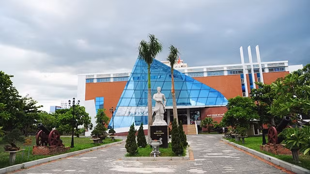 Hiện trạng Di tích Thành Điện Hải với sự tồn tại của Bảo tàng Đà Nẵng. 