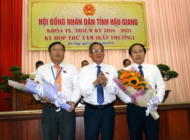 Bí thư Tỉnh ủy Hậu Giang Lữ Văn Hùng tặng hoa chúc mừng đồng chí Lê Tiến Châu (bên phải).