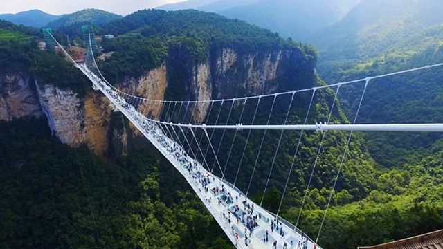 Cầu đáy kính ở độ cao nhất thế giới