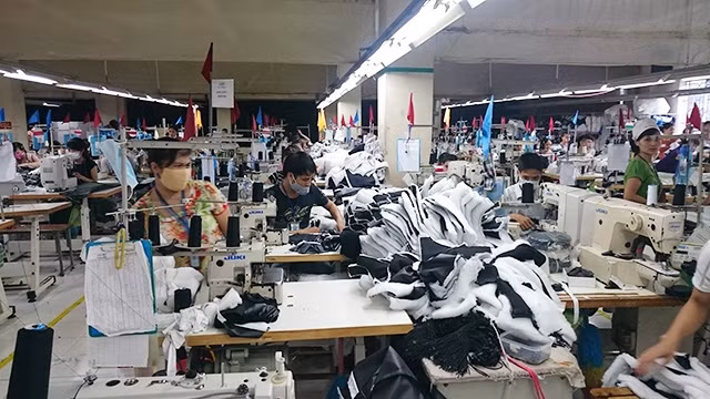 Sản xuất hàng dệt may xuất khẩu tại Công ty cổ phần may Hồ Gươm.
