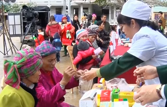 Phụ nữ xã Trọng Hóa, huyện Minh Hóa, tỉnh Quảng Bình được khám, cấp phát thuốc chữa bệnh miễn phí.