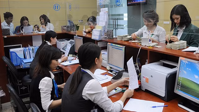 Phần lớn các ngân hàng đã dùng gần hết chỉ tiêu tăng trưởng trong hoạt động cho vay khách hàng. Ảnh: NG.ANH