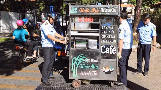 Cơ quan chức năng TP Hồ Chí Minh gặp không ít khó khăn trong việc lập lại trật tự, kỷ cương lòng đường, hè phố.