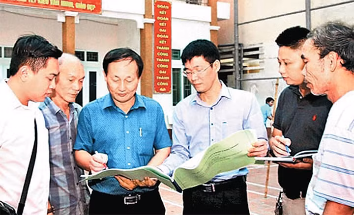 Cán bộ MTTQ phường Yết Kiêu (quận Hà Ðông) giám sát hoạt động cải tạo một công trình văn hóa. Ảnh: BÁ HOẠT