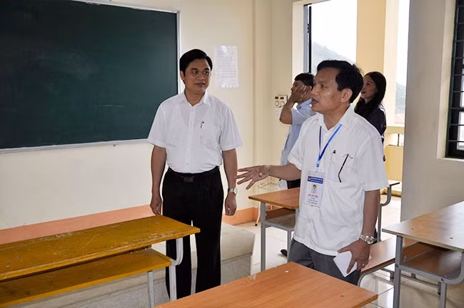 Đoàn công tác Bộ Giáo dục và Đào tạo kiểm tra công tác chuẩn bị cơ sở vật chất tại điểm thi Trường THPT số 1 Sa Pa (Lào Cai).