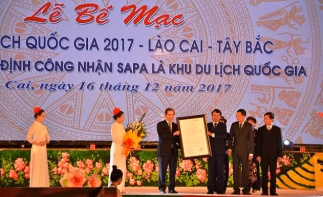 Đồng chí Nguyễn Văn Bình trao Quyết định công nhận Sa Pa là Khu du lịch quốc gia cho tỉnh Lào Cai.