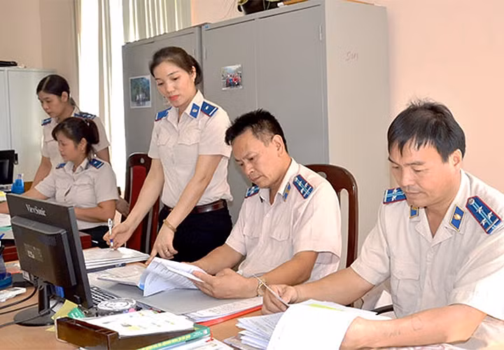 Các cán bộ Phòng Nghiệp vụ, Cục Thi hành án dân sự tỉnh Tuyên Quang trao đổi nghiệp vụ. Ảnh: TRANG TÂM