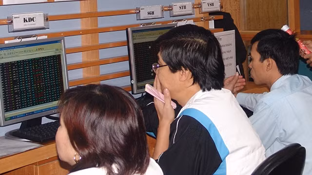 Nhà đầu tư nắm giữ cổ phiếu chịu sức ép bảo toàn lợi nhuận làm cho thị trường giảm. Ảnh: ANH NAM