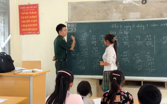 Lớp học xóa mù chữ của Trung úy Vàng Lao Lừ tại bản Nong Phụ, huyện Sốp Cộp (Sơn La). (Ảnh nhân vật cung cấp)