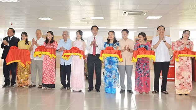 Các đại biểu cắt băng khai mạc triển lãm chuyên đề “Nguyễn Ái Quốc – Hồ Chí Minh với báo chí cách mạng Việt Nam”.