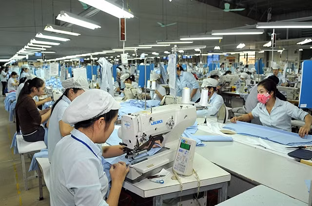 Xưởng may áo sơ-mi xuất khẩu tại Xí nghiệp may Hà Quảng, TP Ðồng Hới, tỉnh Quảng Bình. Ảnh: ANH SƠN