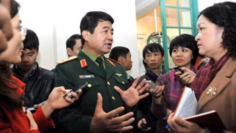 Trung tướng Võ Văn Tuấn trả lời phỏng vấn báo chí, chiều 10-3.
