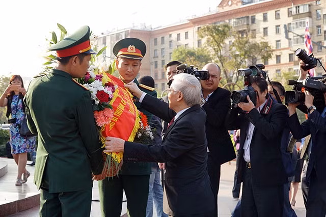 Tổng Bí thư Nguyễn Phú Trọng dâng hoa tại Tượng đài Bác Hồ ở Moscow
