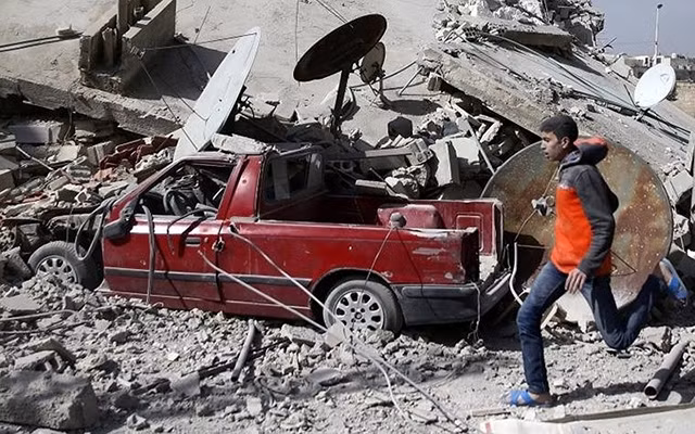 Cảnh hoang tàn sau các trận không kích tại Đông Ghouta. (Ảnh: Reuters)
