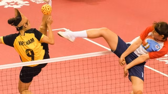 Các cô gái cầu mây Việt Nam không thể vượt qua đối thủ đến từ Hàn Quốc ở bán kết cầu mây Regu đồng đội nữ, qua đó nhận tấm HCĐ thứ 2 cho đoàn Việt Nam trong buổi sáng 22-8. (Ảnh: asiangames2018.id)