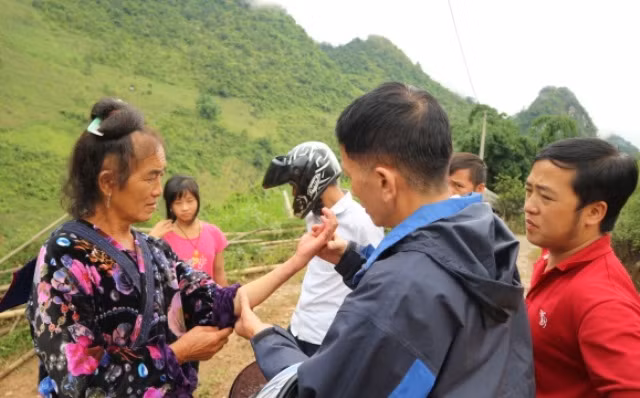 Cán bộ y tế thăm khám cho người dân mắc ghẻ xã Sín Chải.