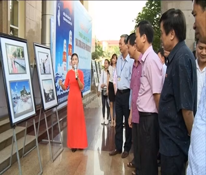 Thuyết minh viên giới thiệu tư liệu hình ảnh về Hoàng Sa, Trường Sa tới các tầng lớp nhân dân.