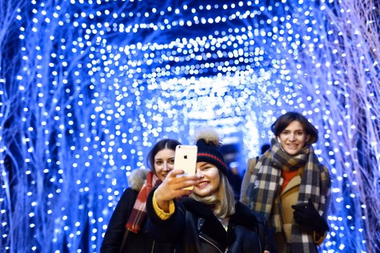 Các thiếu nữ chụp ảnh selfie tại một khu chợ Giáng sinh ở Zagreb, Croatia. (Ảnh: REUTERS/Antonio Bronic)