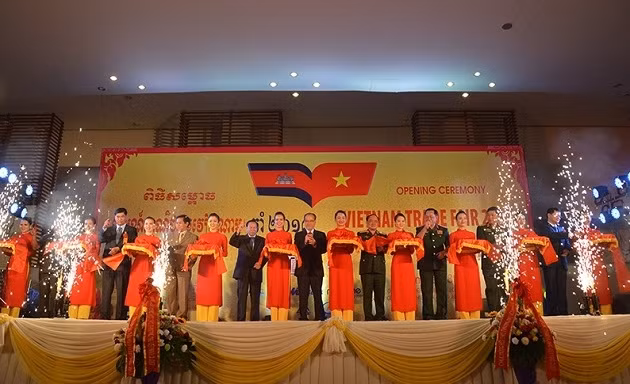 Cắt băng khai mạc Hội chợ.